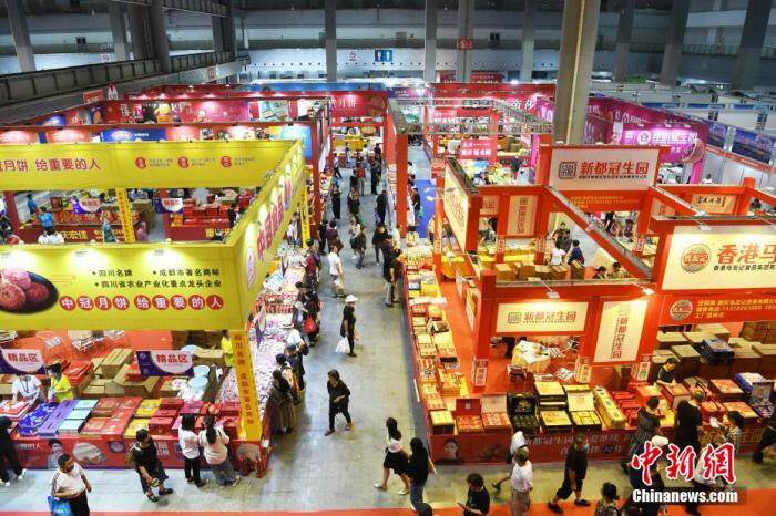 资料图：中秋节临近，民众选购月饼。陈超 摄