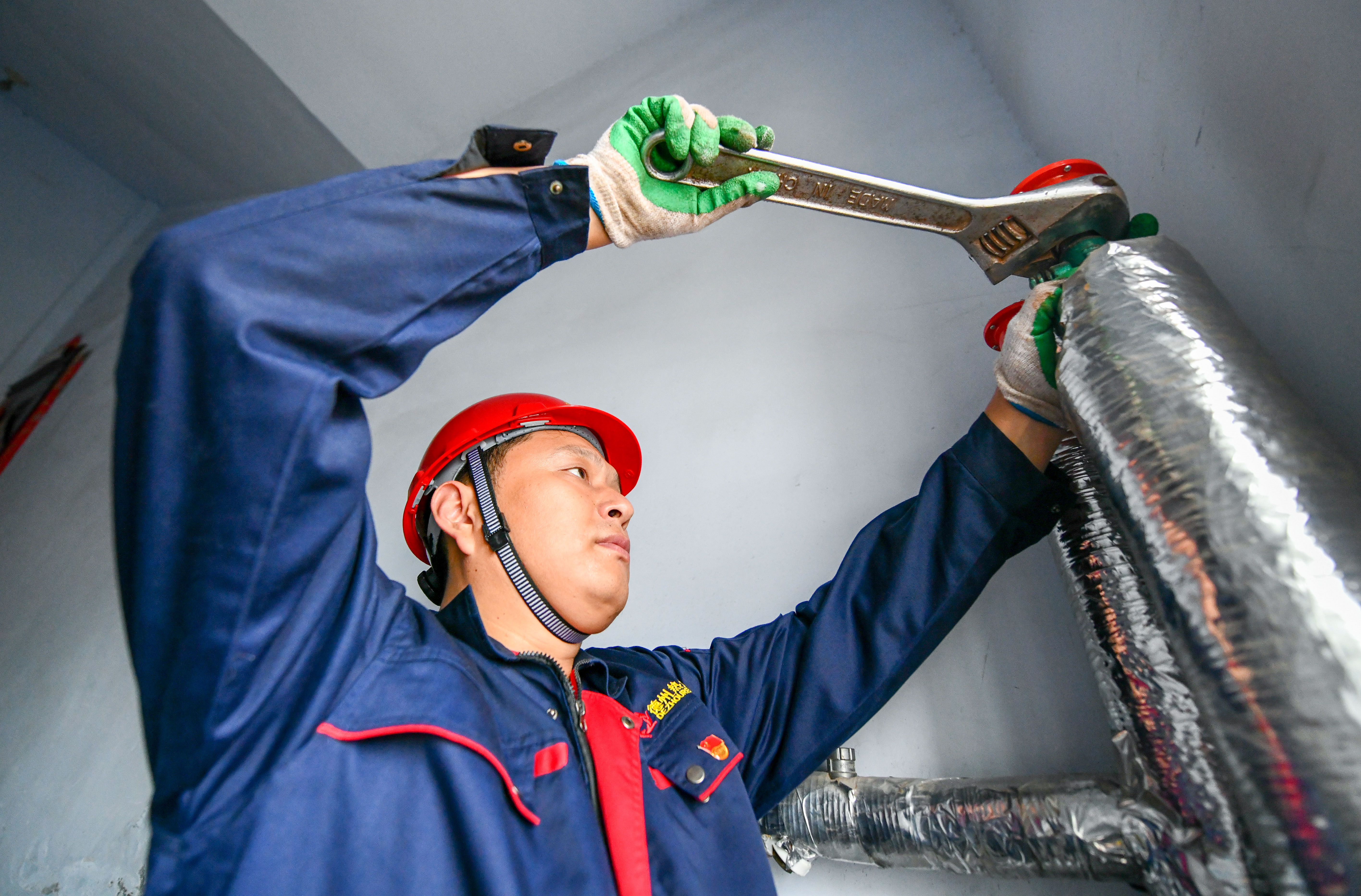 二次管网或楼道内供热设施出现问题,热力公司工作人员会立即维修处理