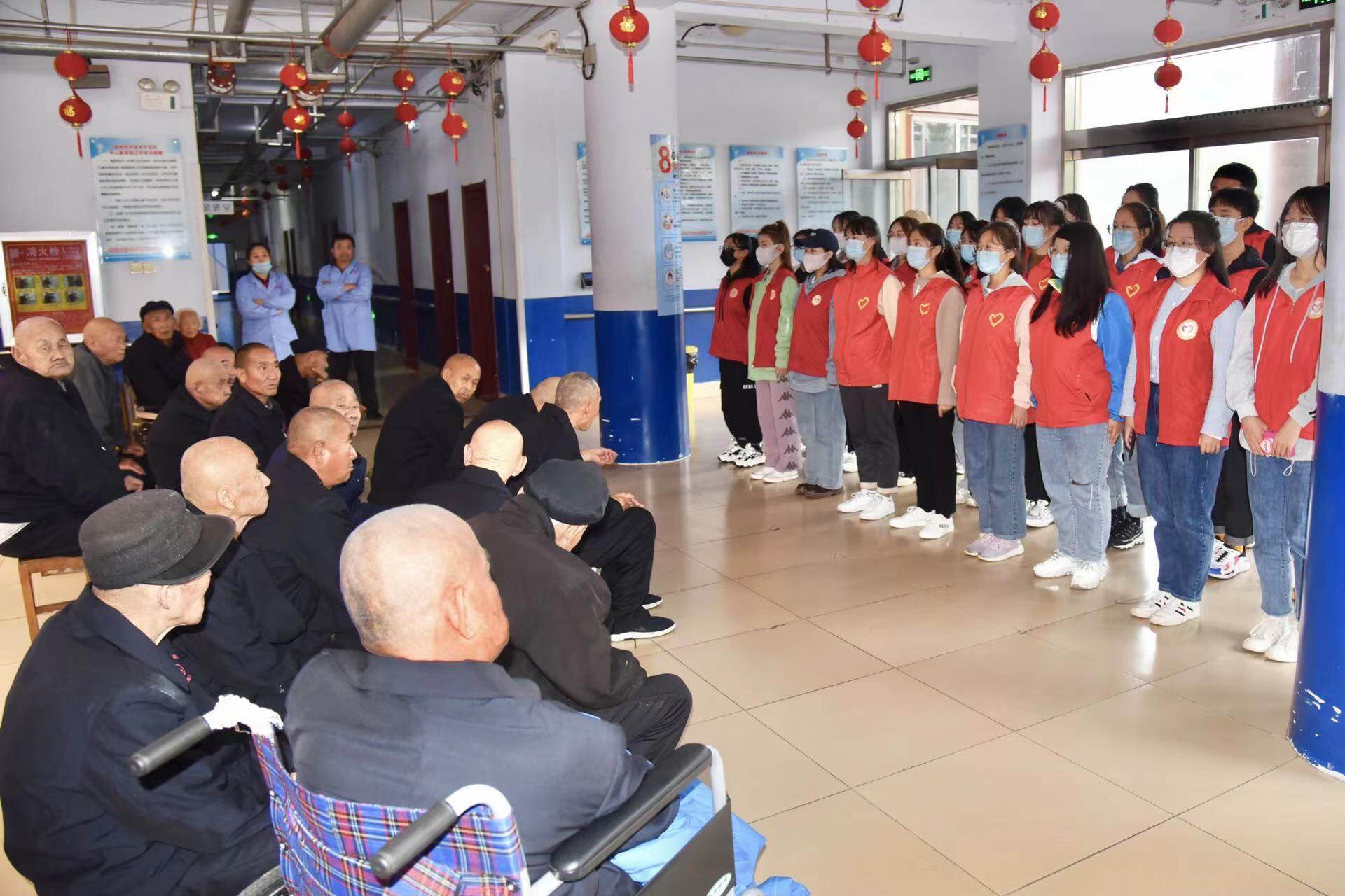 爱在重阳节情暖敬老院50余名德州学院大学生志愿者到福利中心慰问老人