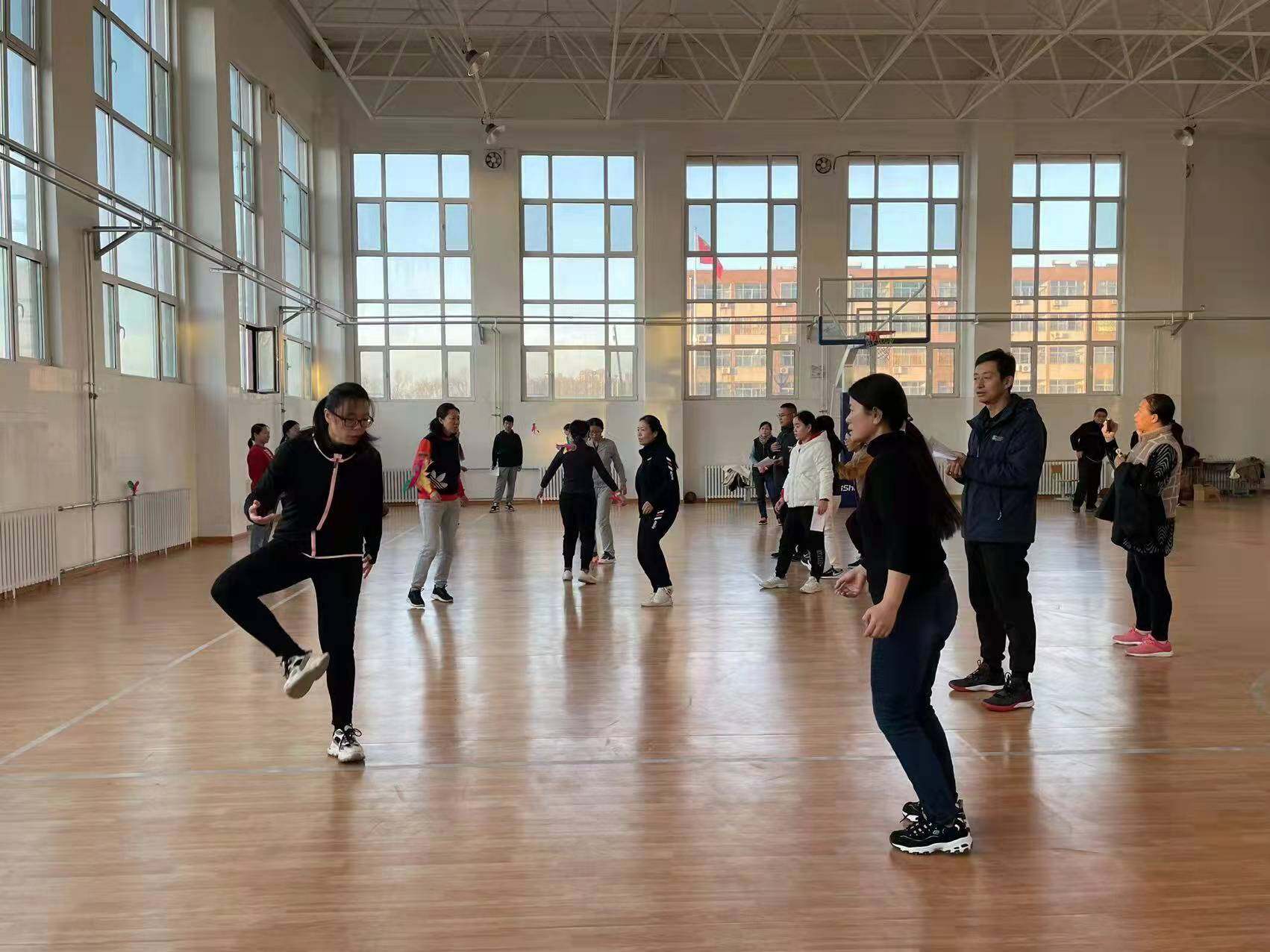 和谐四中共赢健康德州四中开展教职工趣味运动会德州云德州晚报全媒体