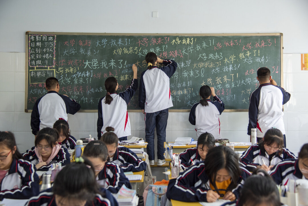 2021年5月 高考倒计时,德州二中学生在黑板写下愿望.jpg