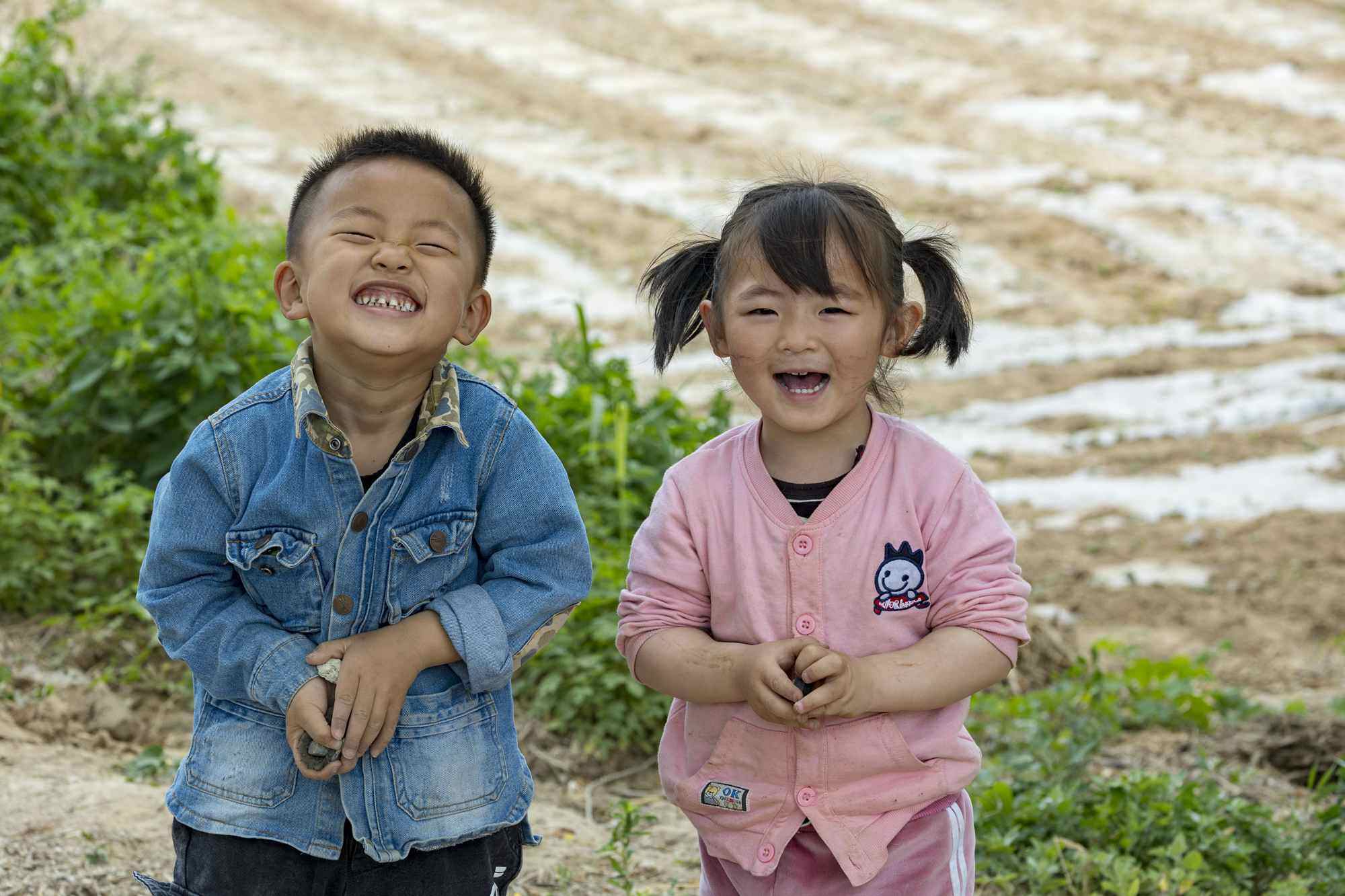 16 5月15日,在田野里玩耍的农村娃.jpg