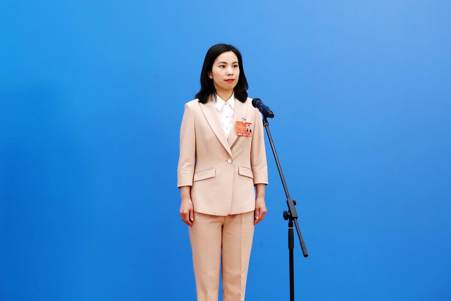 全国人大代表王晓菲走上代表通道让工匠精神在纺织车间里发光出彩德州