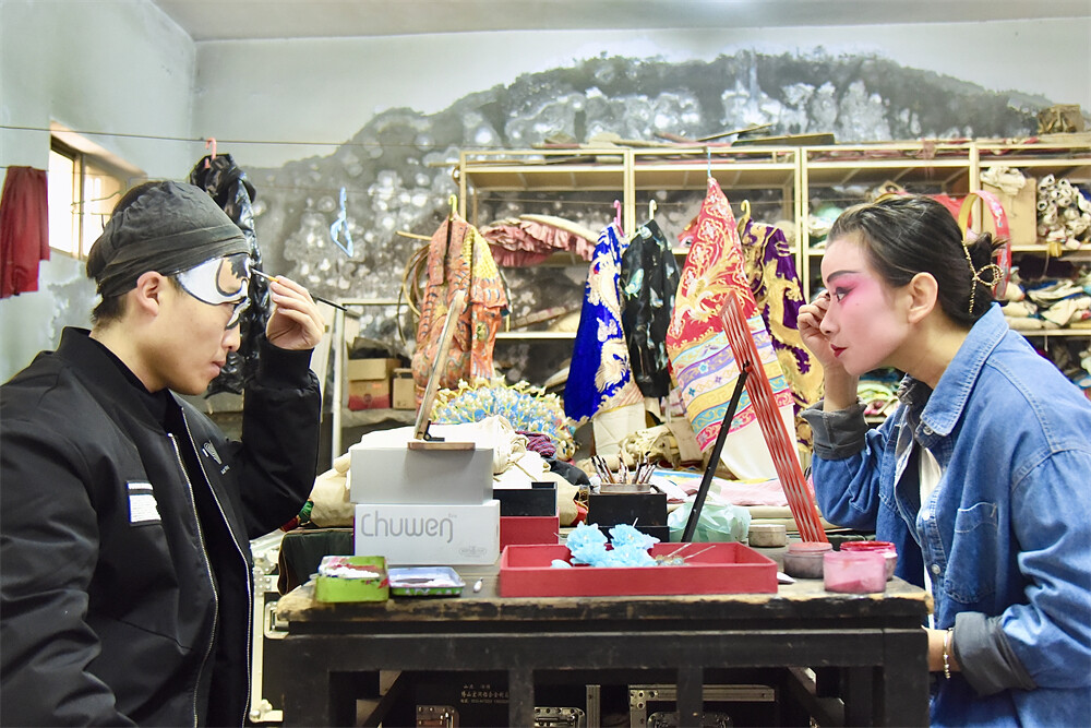 除了日常训练外,京剧演员的化妆也是重头戏.