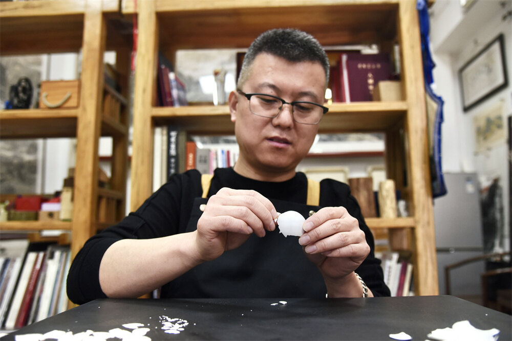 德州手造漆画传承人姚向东用漆画技艺描绘漆彩世界德州云德州晚报全