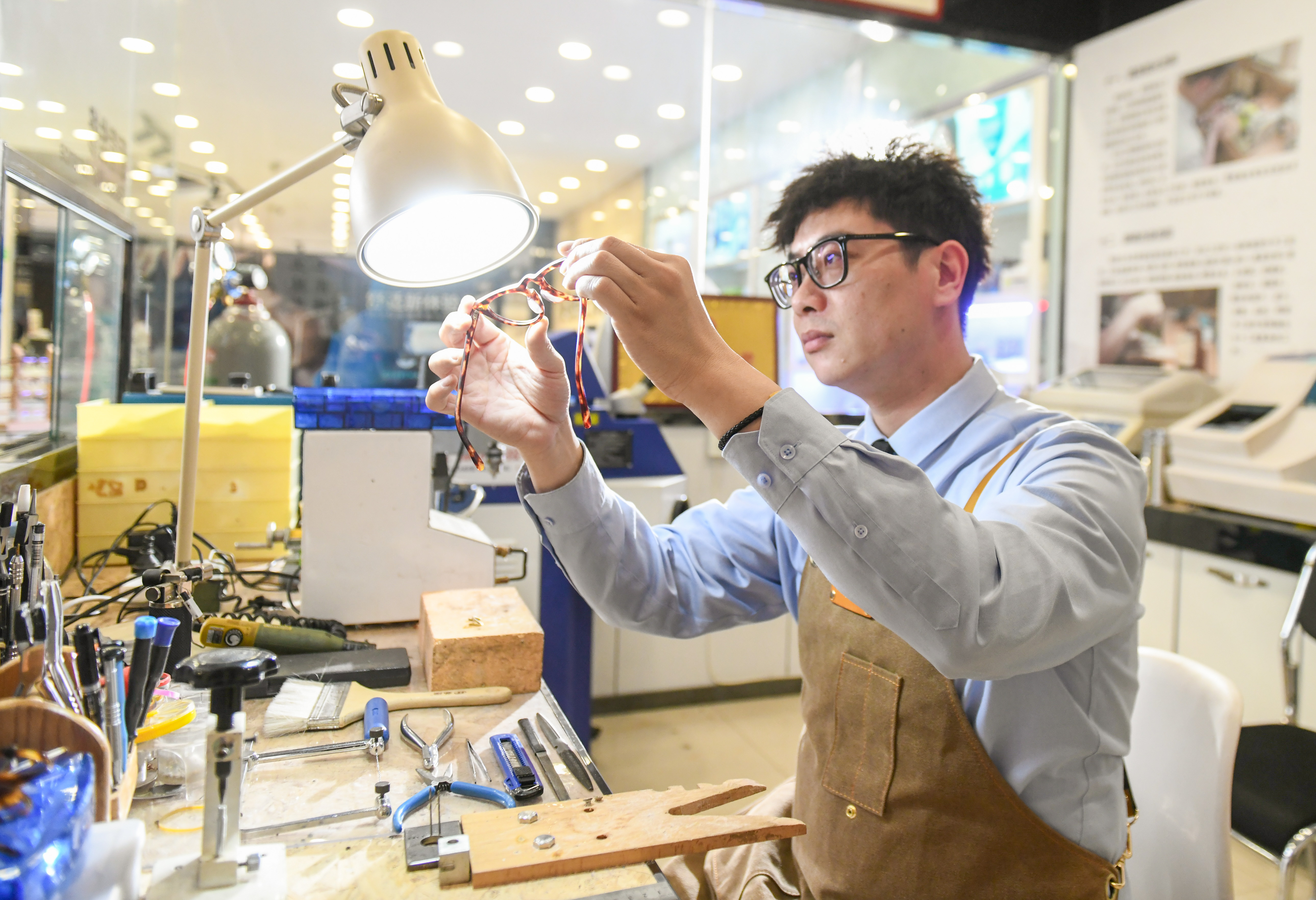 67德州手造英翔手造眼镜传承人张鹏用巧手匠心把眼镜打造成精美工艺