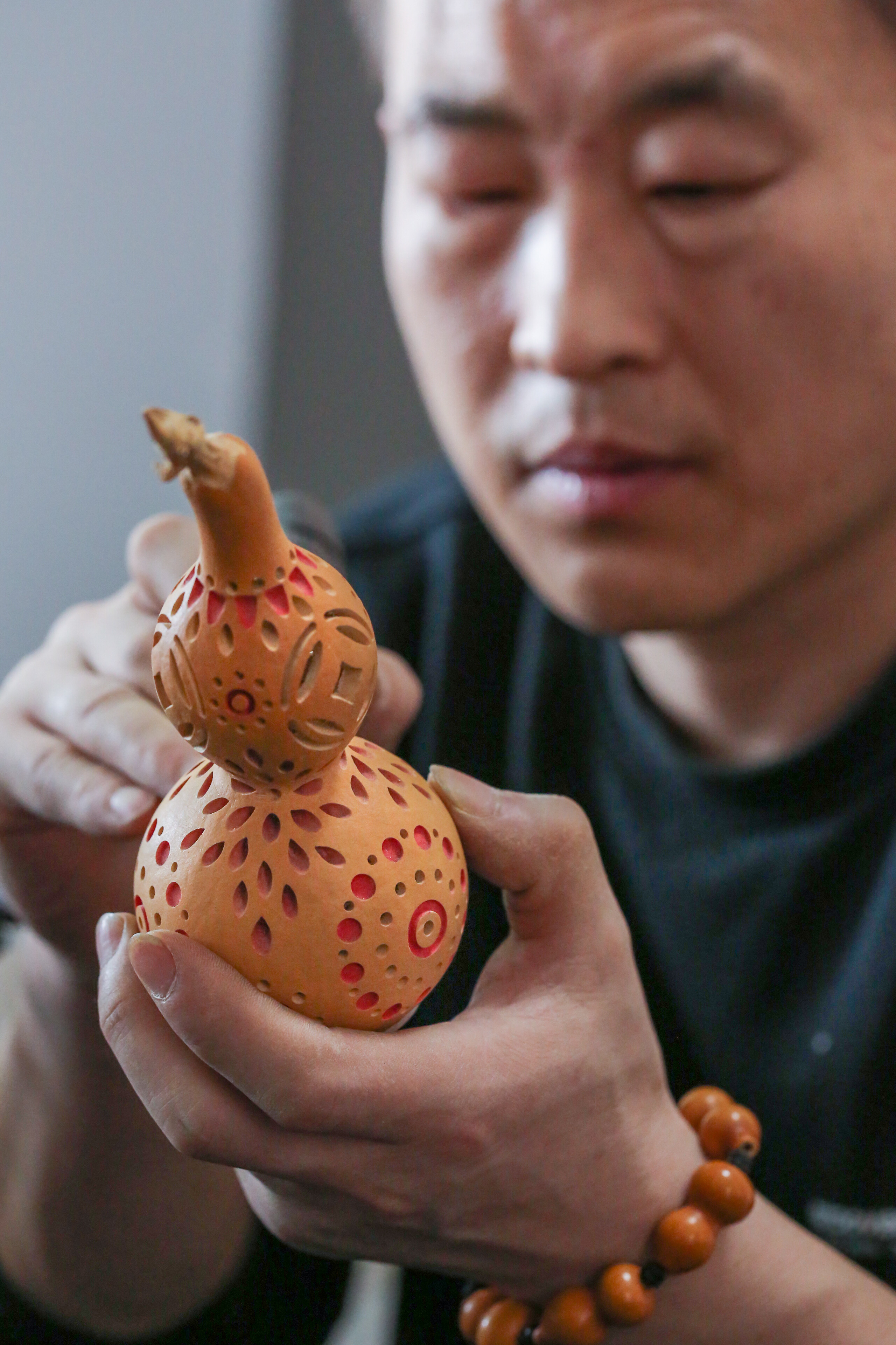 葫芦雕刻艺术在我国历史悠久,有着深厚的文化承载力.