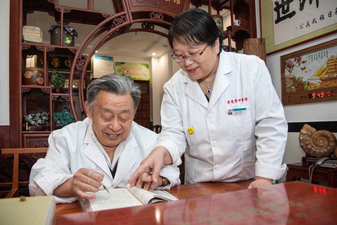 刘洪君和爱人一起学习医术.jpg