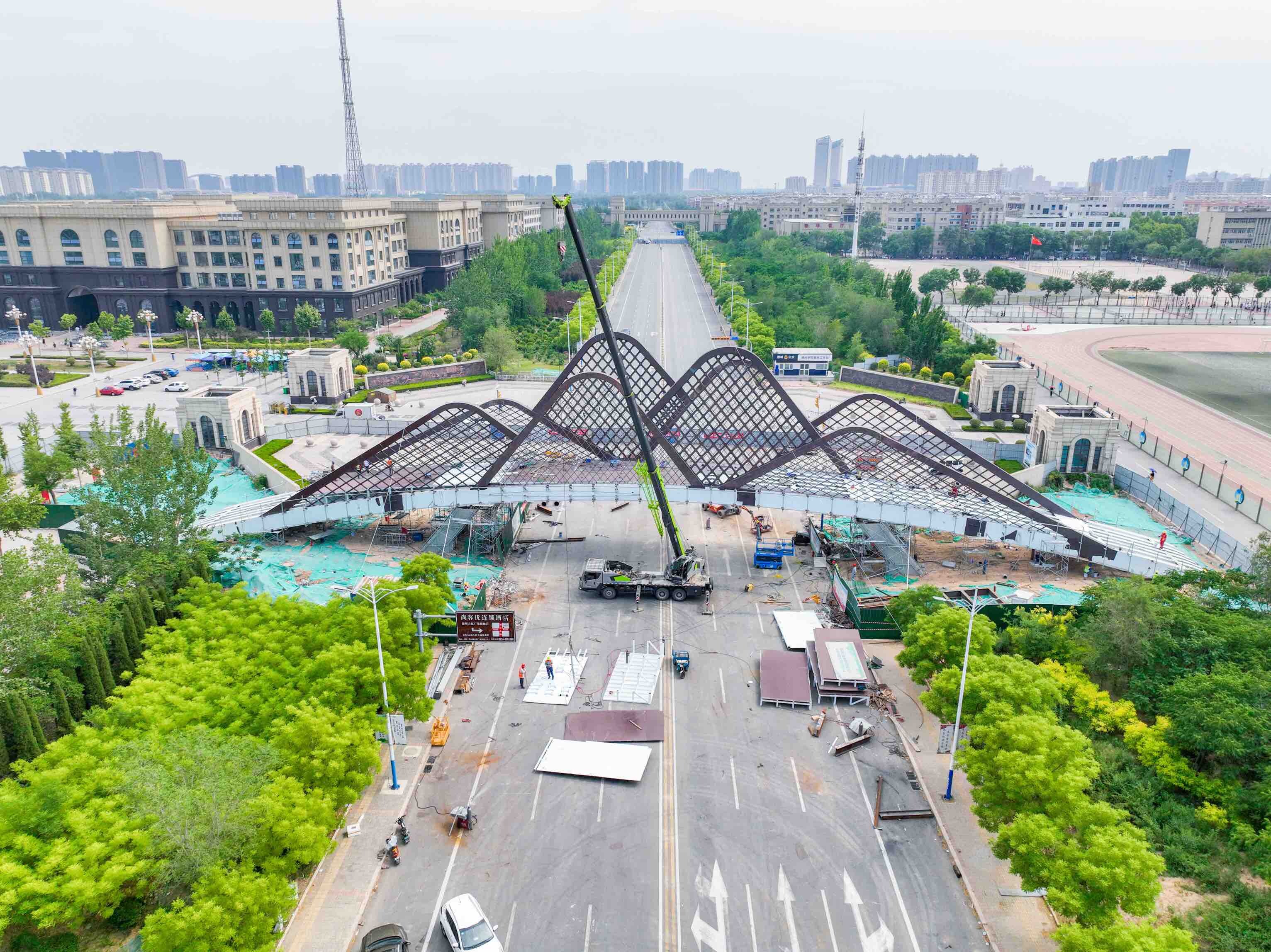 德州学院德贤大街过街天桥项目建设现场