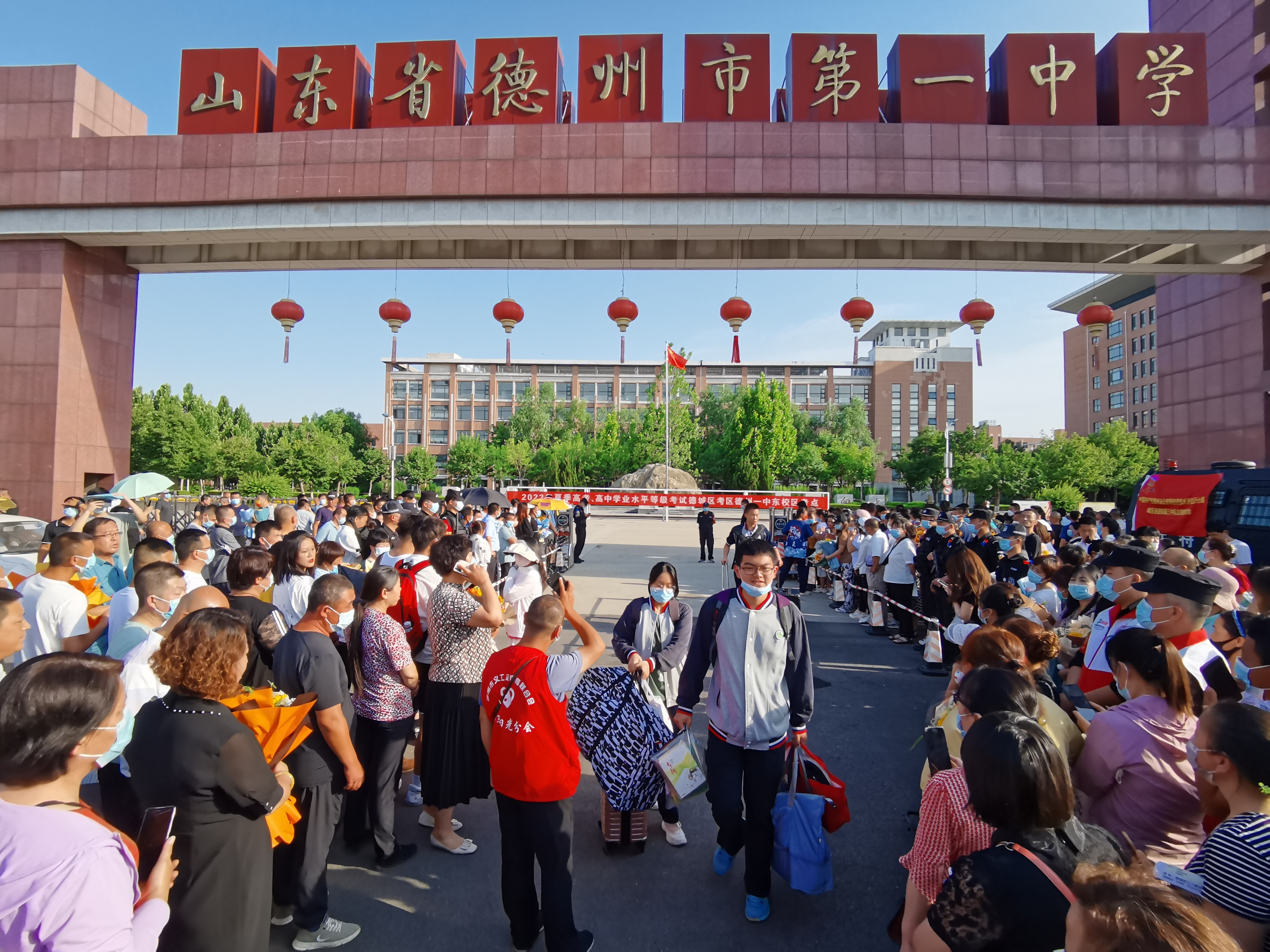 6月10日下午,為期四天的高考落下帷幕,在德州一中(東校區)北門,學子們