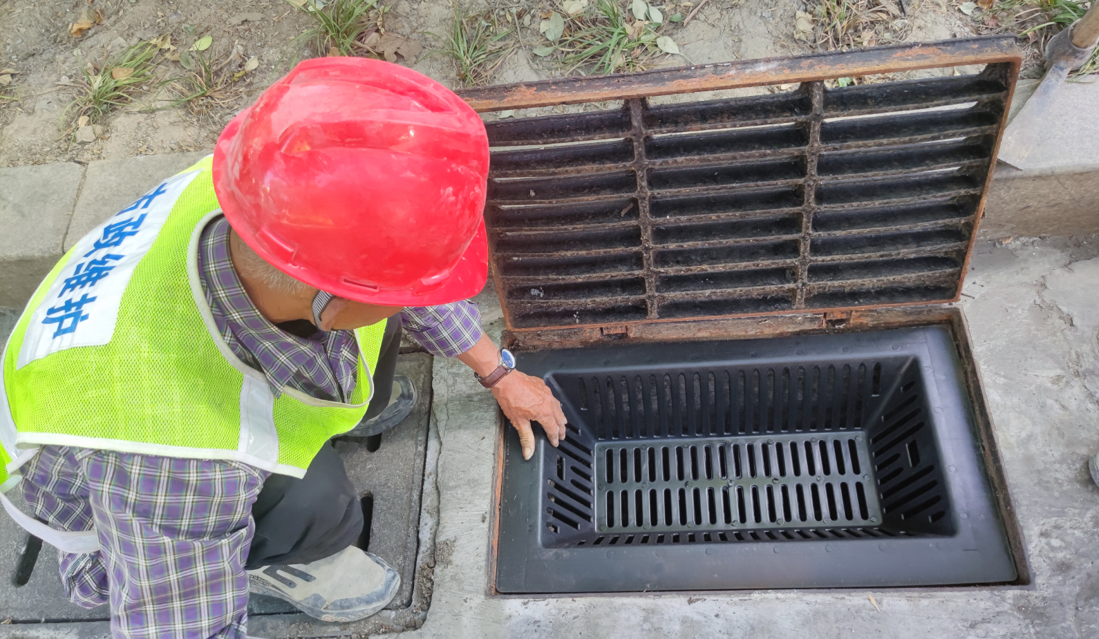 城区雨后排水有了新利器市政为重点部位雨水口加装截污挂篮德州云德州