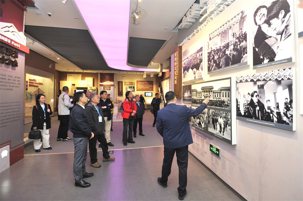 02---10月24日，来自全国各省市及山东各市报社的摄影记者在孔繁森同志纪念馆内参观。接受红色教育洗礼，汲取奋发前行力量。  摄影崔忠伟_DSC7513.jpg