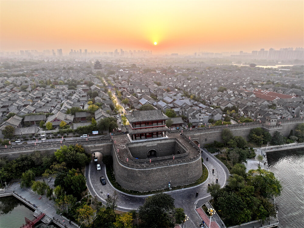 03---10月24日，晨阳下的聊城市古城     摄影崔忠伟.jpg