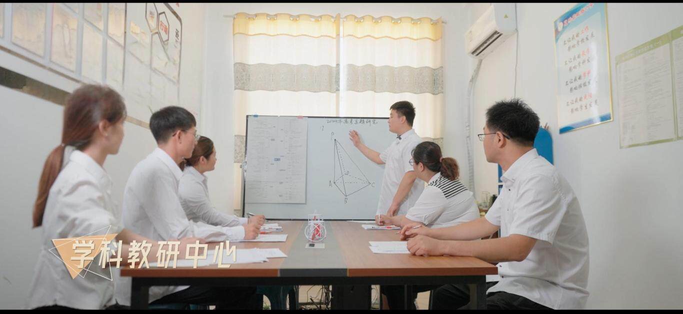 教师集体学习.jpg