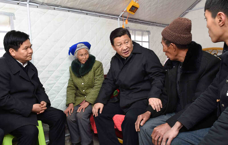 2015年1月19日,习近平总书记来到云南鲁甸县小寨镇甘家寨红旗社区过渡安置点,看望受灾群众甘正芬和她的老伴儿邹体富。