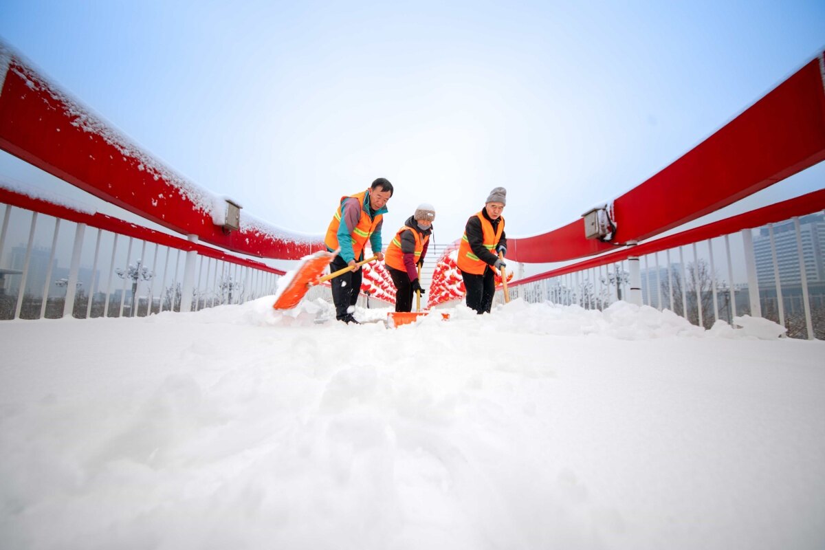 《雪后》2026年3月2日，雪落德州，橙衣护航。环卫工人在天桥上冒雪清障，用坚守扫出平安归途，定格冬日里最暖的城市瞬间。马建军-13969261288_副本.jpg