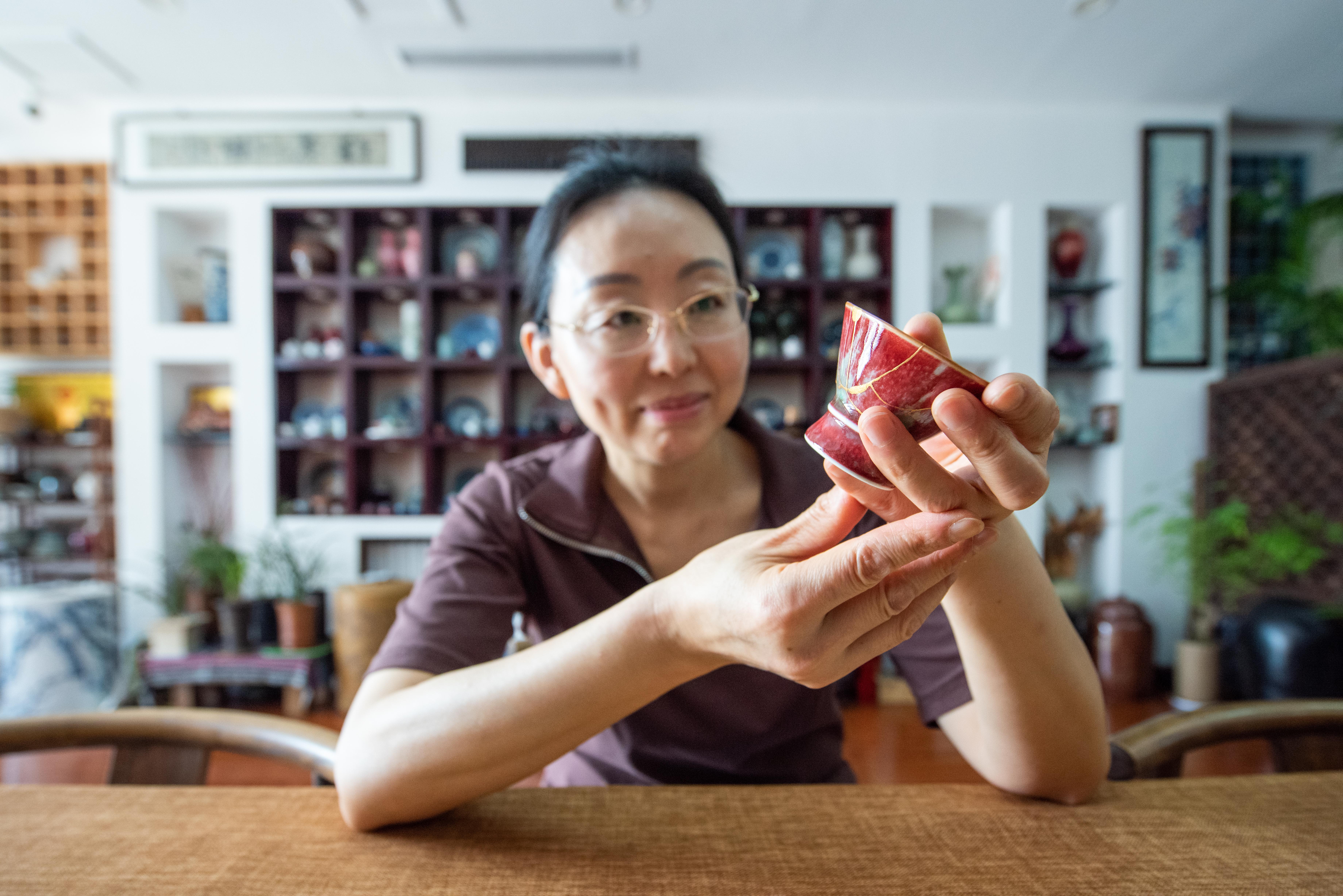 付叶红向记者展示她的作品.jpg